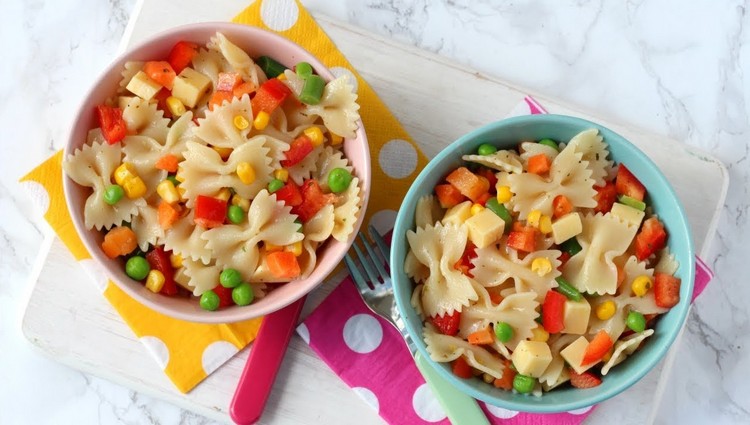 Enkelt recept för matlagning med barn pastasallad med grönsaker