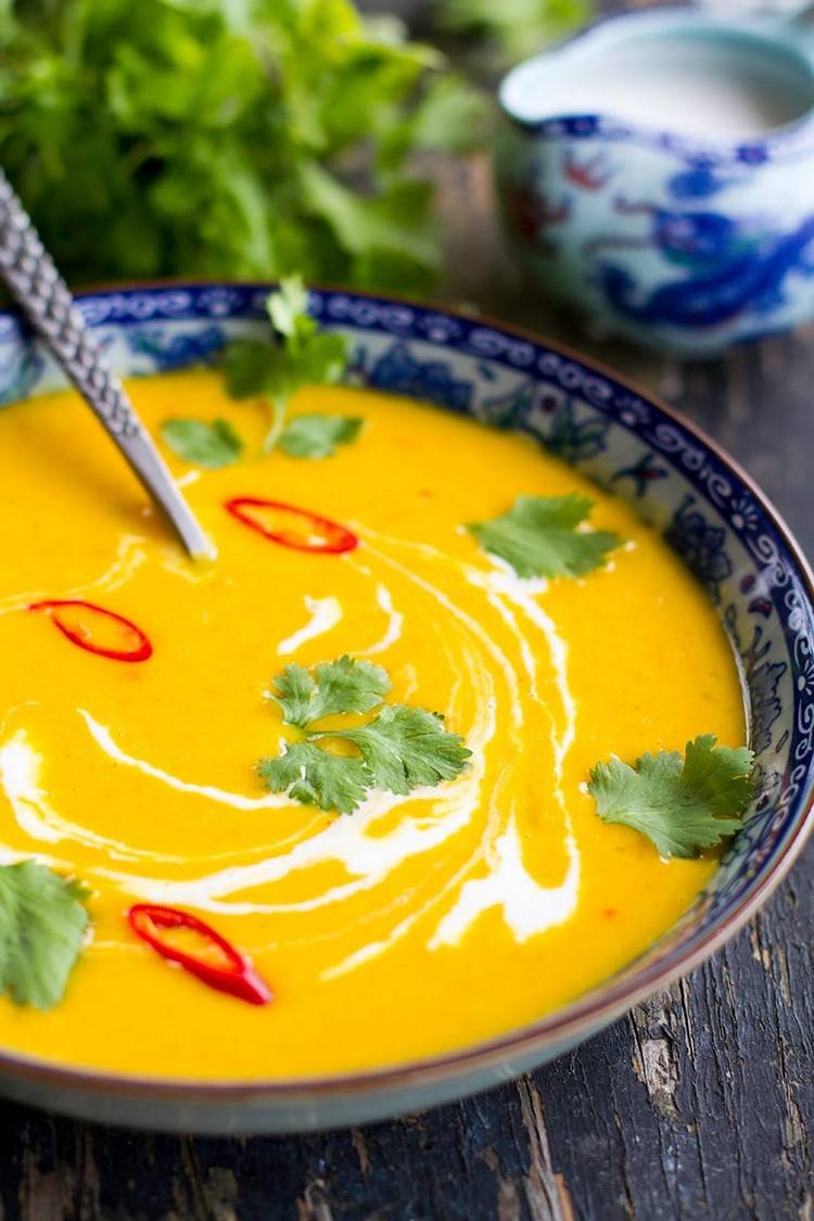 Matlagning med kokosmjölk Förbered pumpasoppa på thailändskt sätt