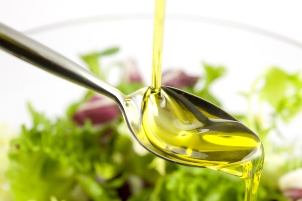 Kalla rätter med kallpressad olivolja är hälsosamma