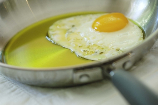 läckra äggoljor lämpliga för stekpanna-olivoljeraffinerad