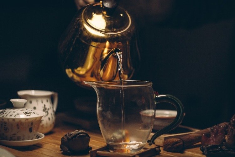 svart te med kaffe från silver kan hällas i glas