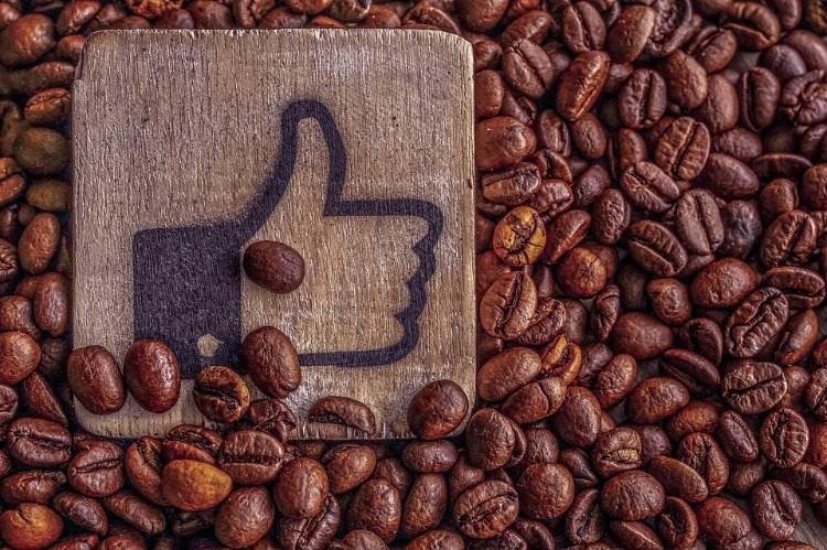 hälsofördelar med att dricka kaffe med kaffebönor och facebook tumme