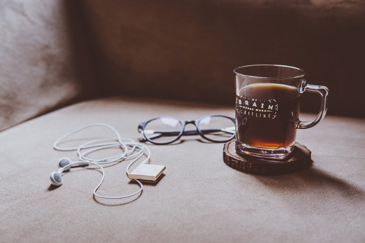 glas med svart te som en hälsosam koffeineffekt för hjärnan och koncentrationen
