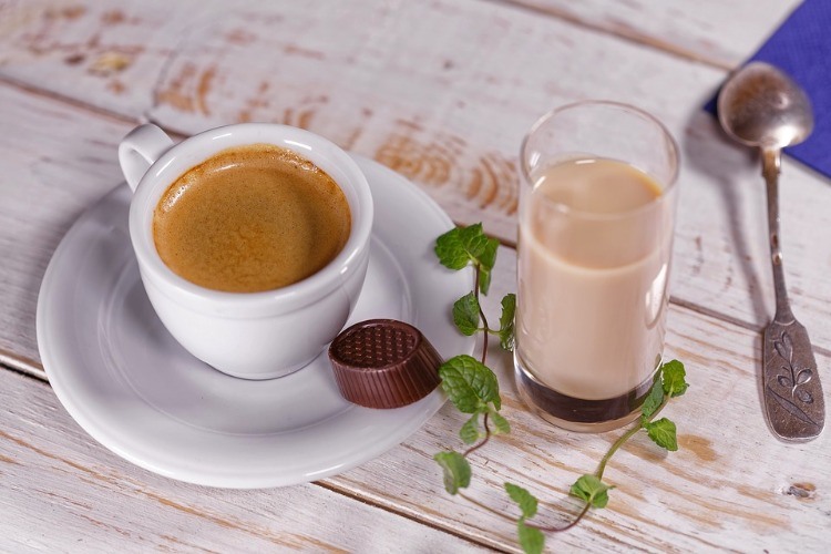 är koffeineffekten hälsosam eller skadlig i form av koffeinhaltiga drycker som kaffe eller te