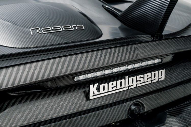 Svensk biltillverkare Koenigsegg kolfiberteknologi med logotyp bak