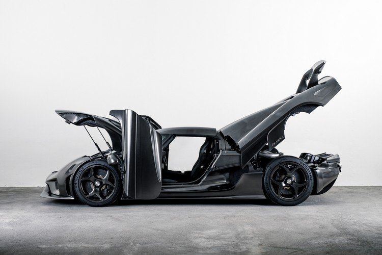 sportig bil sportbil i svart med vingdörrar från sidan