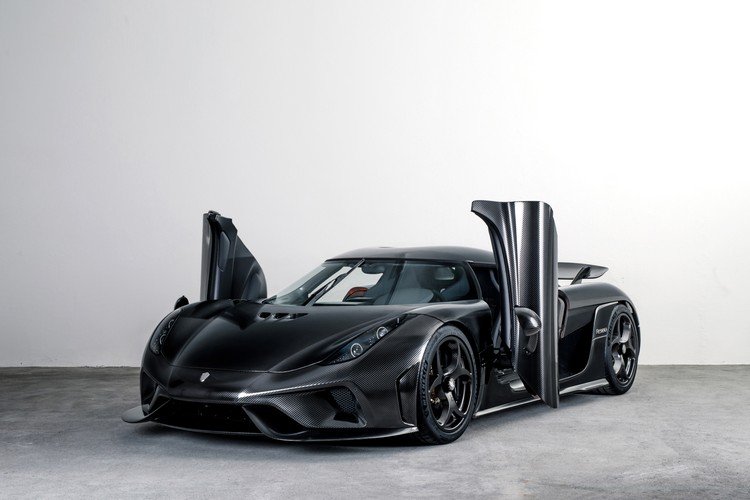 sportig bil sportbil i svart med främre vingdörrar innovativ design