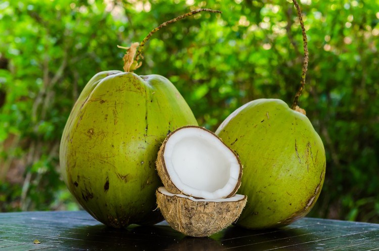 kokosvatten-friska-kokosnötter-grön-brun