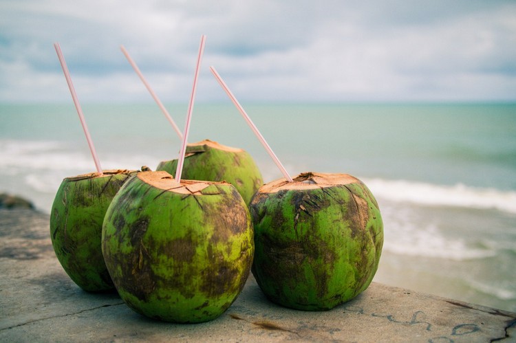 kokosnöt-vatten-gröna-kokosnötter-drick-sugrör