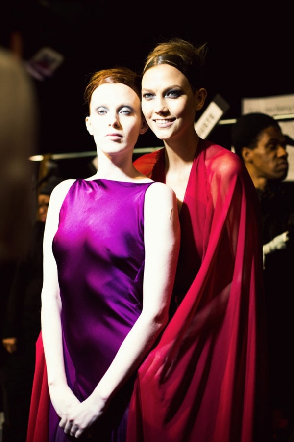 Violett-mörk-röda-klänningar-av-Donna-Karan
