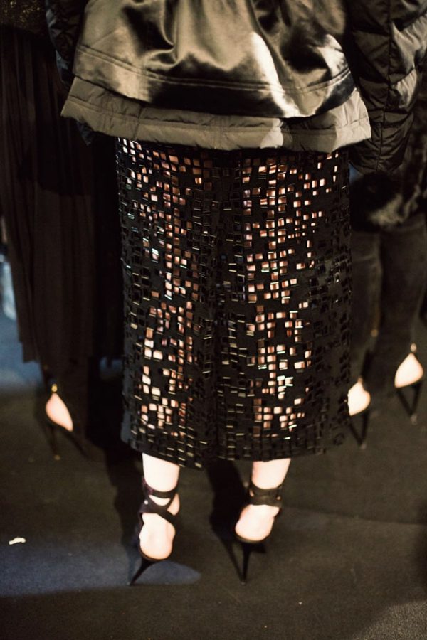 svart-sandaler-transparent-kjol