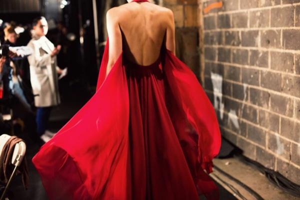 röd-klänning-rygglös-tegel
