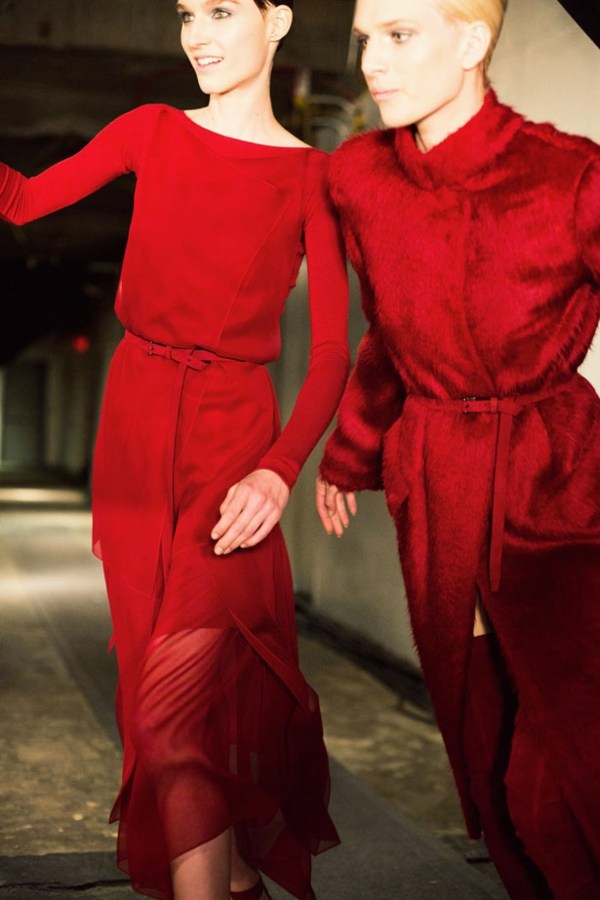 röd-päls-och-röd-klänning-i-etapper