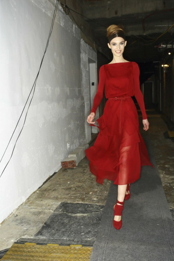 röd-hög-skor-medellång-klänning
