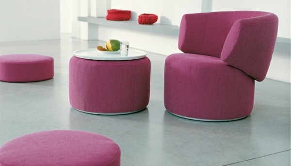 rosa-färgad-stol-soffbord-pall