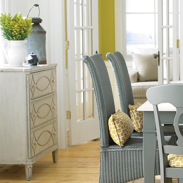 Byrå i lantlig stil -vitt-vardagsrum-matbord-stolar-trägolv-plankgolv