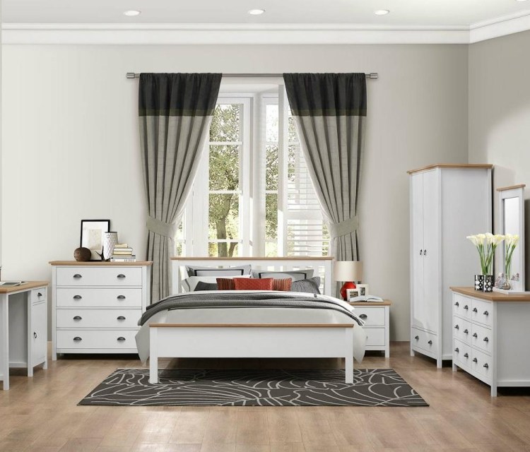 Byrå i lantlig stil -vitt-sovrum-möbler-säng-fönster-gardiner-gardiner