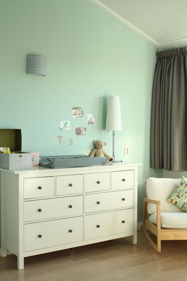 Dresser-country-style-white-baby room-skötbord-blå-fåtölj-lampa