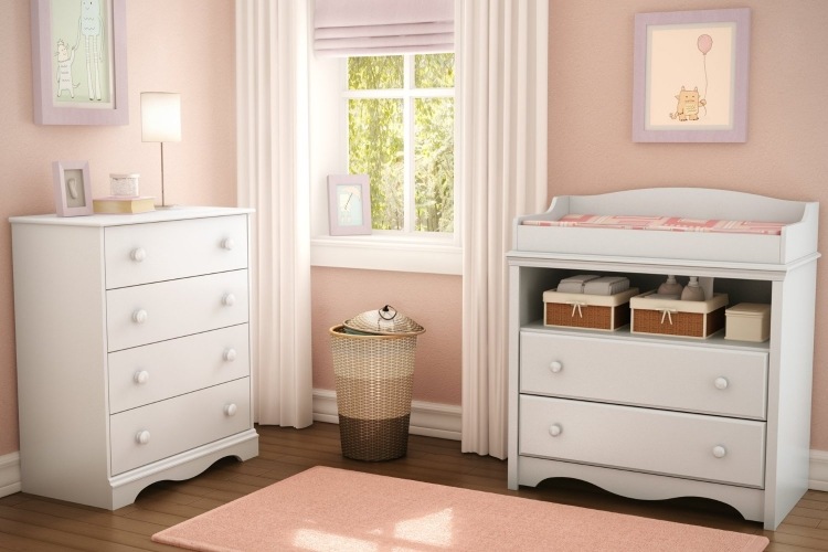 Byrå-lantlig-vit-baby-rum-maedchenzimmer-skötbord-fönster-låda-vägg-färg-rosa