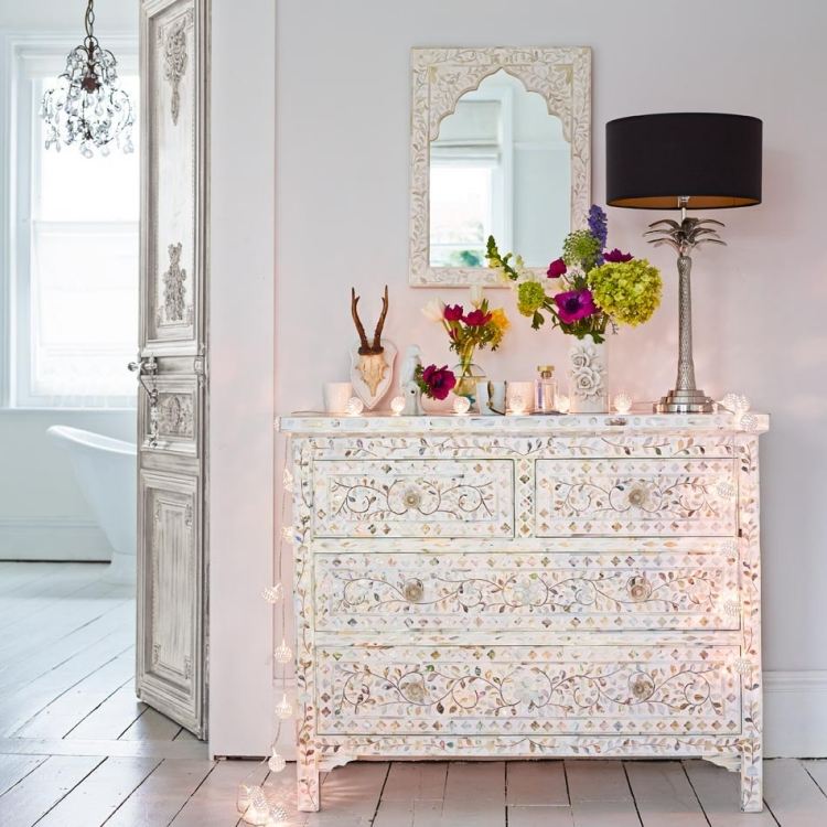 Byrå-lantlig-vit-hall-målad-dekoration-blommor-was-fairy lampor-spegel