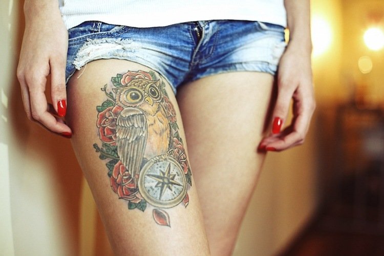 kompass-tatuering-kvinna-uggla-ros-ben-antik-design
