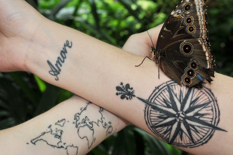 kompass-tatuering-kvinna-ankare-stjärna-fleur-de-lis-motiv