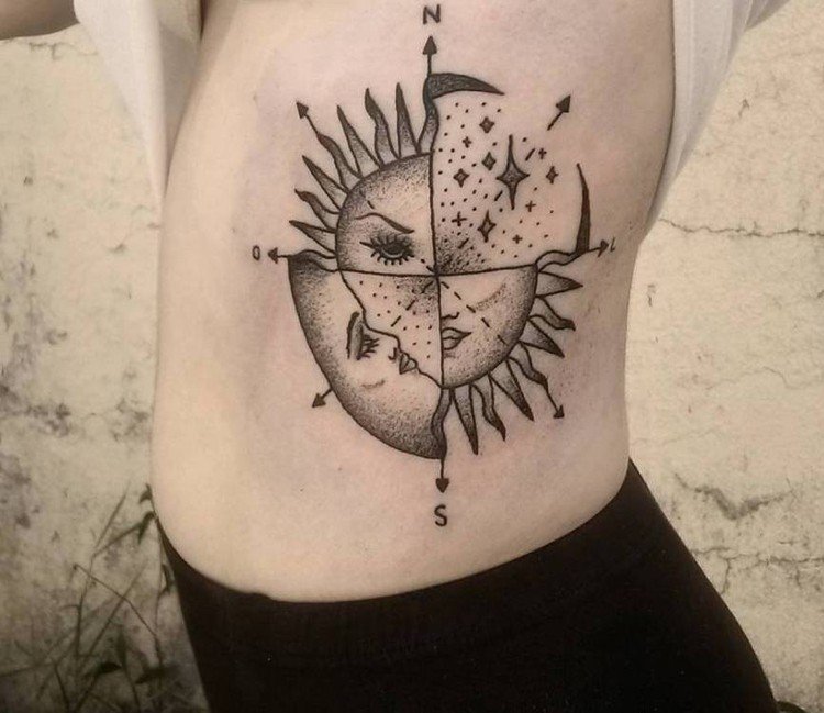kompass-tatuering-kvinna-revben-mån-sol-pilar