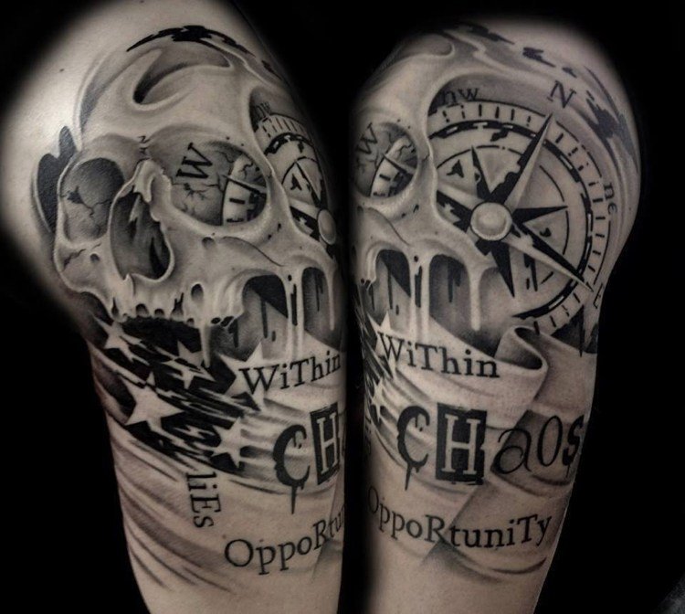kompass-tatuering-säger-skalle-man-överarm