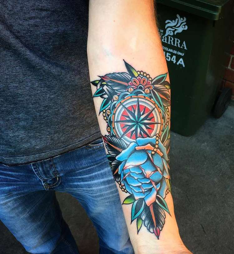 kompass-tatuering-färgrik-underarm-blå-ros