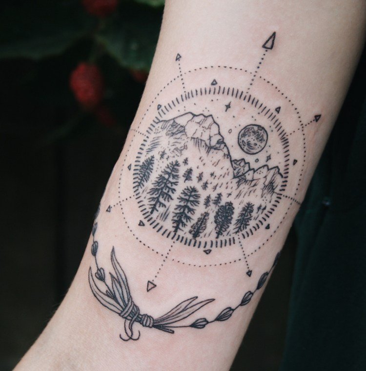 Kompass tatuering -nordiska-berg-bohem-månen