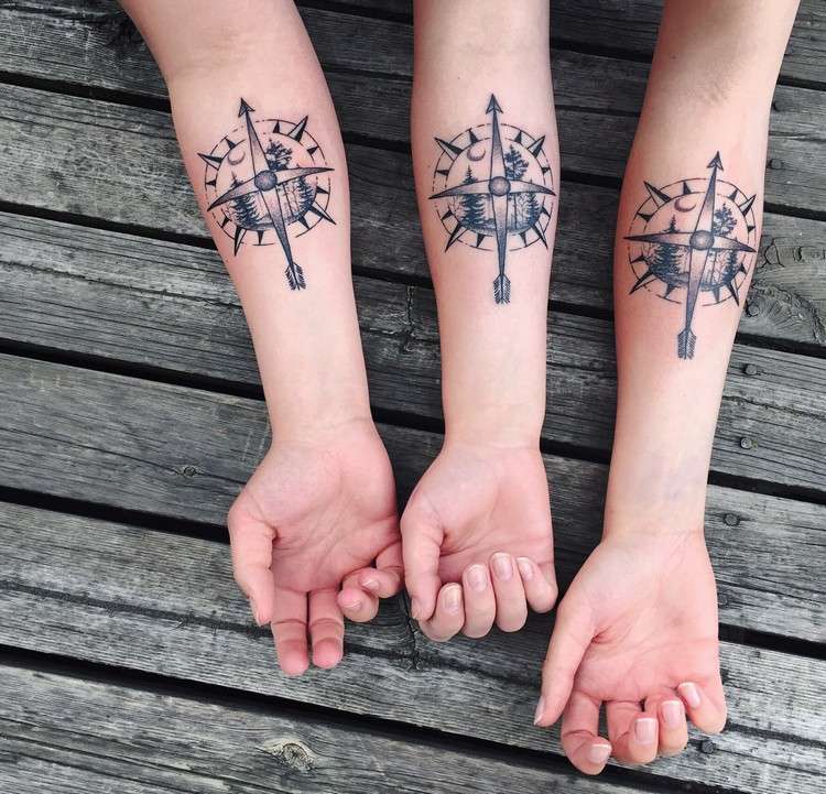 kompass-tatuering-landskap-vänner-tatueringar