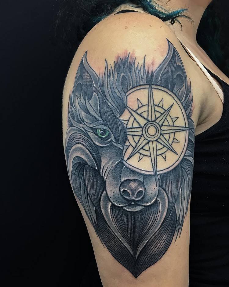 kompass-tatuering-överarm-varg-öga