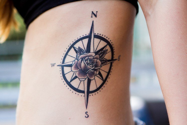 kompass-tatuering-kvinnor-revben-ros