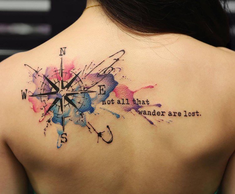 kompass-tatuering-akvarell-kvinna-tillbaka-säger