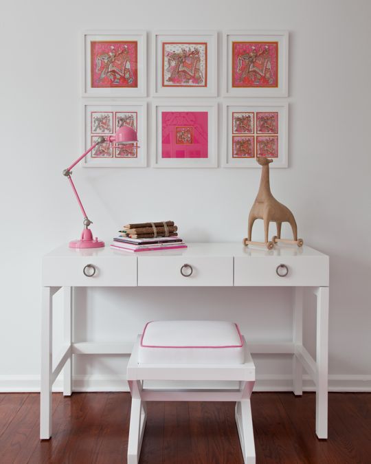 Tjejrum rosa vitt skrivbord arbetsplats rosa bordslampa