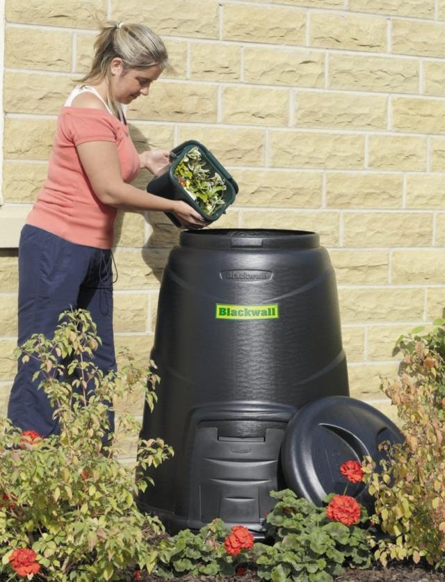 svart-kompost-behållare-av-plast-kvinna