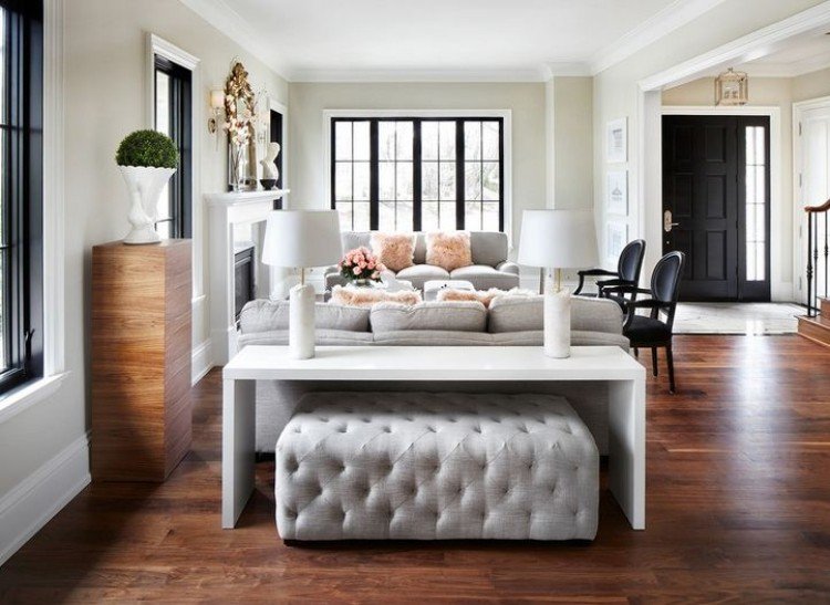 Konsolbord bakom soffa -utvecklingsidéer-vit-elegant-pall-elegant-stoppad-gitterfönster