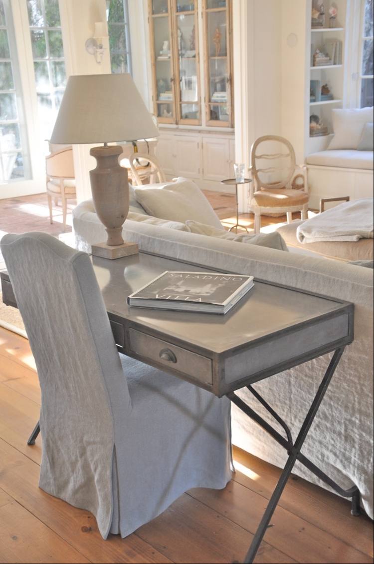Konsolbord bakom soffa -inredning idéer-metall-grå-glas-klädsel-linne-golvbräda