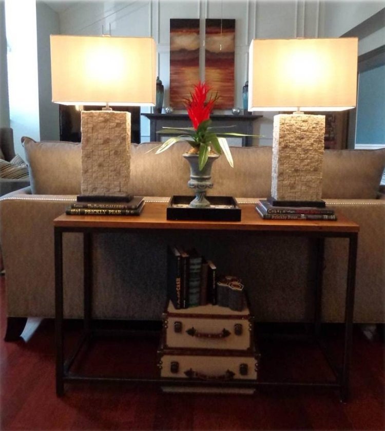 Konsolbord bakom soffa -dekorationsidéer-lampor-natursten-resväska-böcker-dekoration