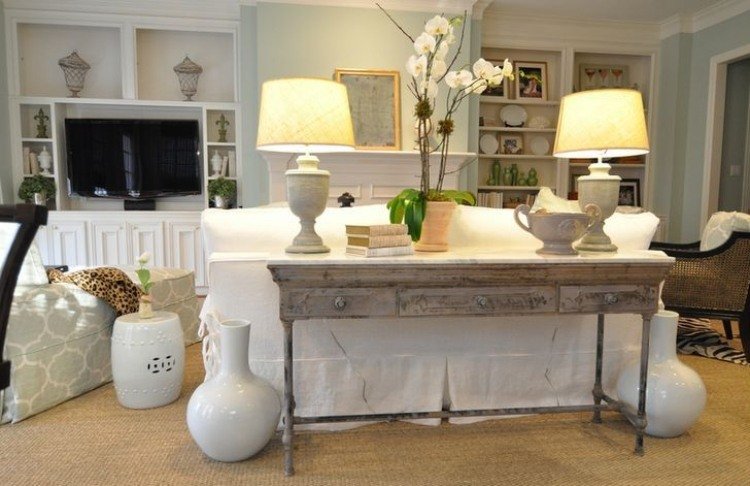 Konsolbord bakom soffa -dekorationsidéer-jutematta-soffa-vit-klädsel-bomullsvaser
