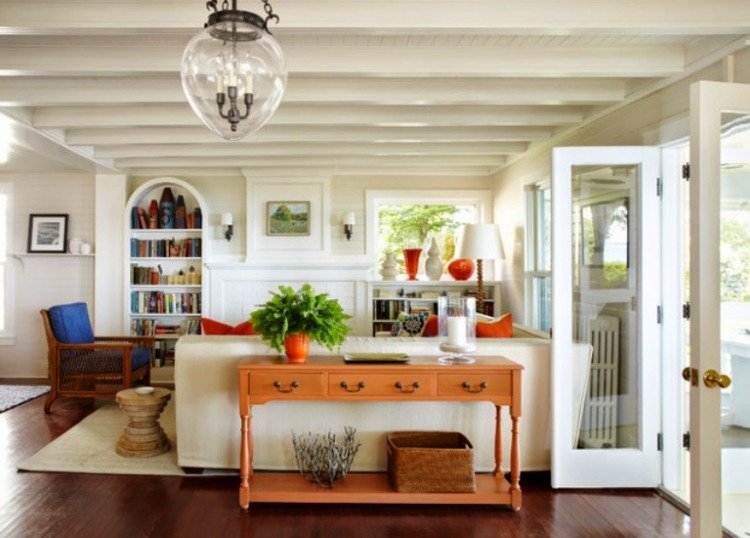 Konsolbord bakom soffan -dekorera idéer-trä-vit-altandörrar-ormbunke-ljus