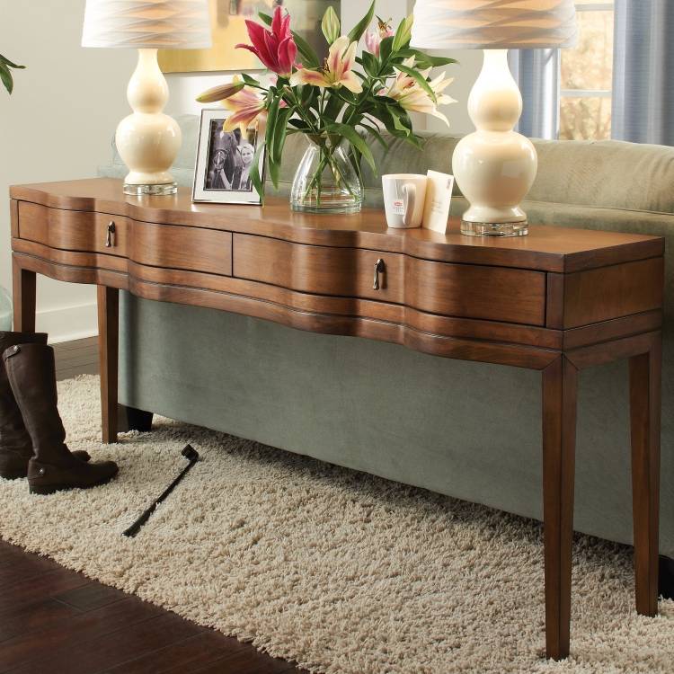 konsol-bord-bakom-soffa-inredning-idéer-trä-kolonial-matta-stövlar-lampor-blomma-vas