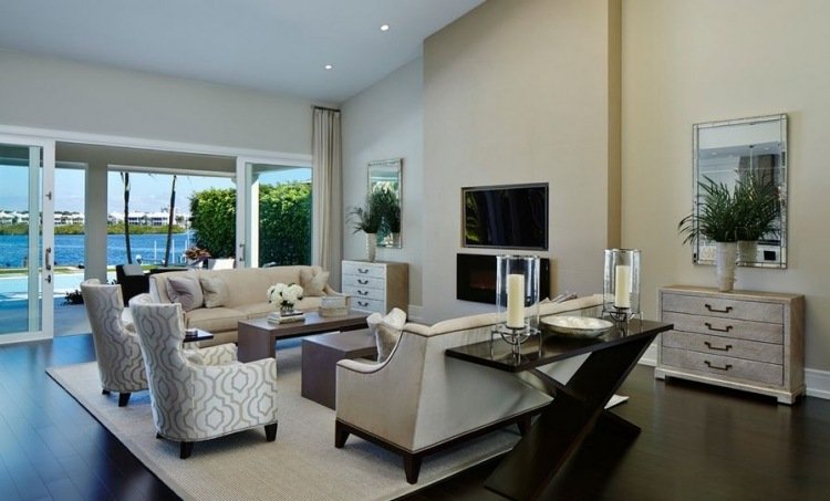 konsol-bord-bakom-soffa-inredning-idéer-ljusgrå-terrass-dörrar-strandhus-elegant
