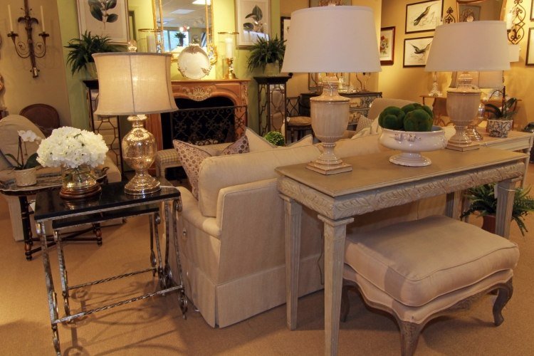konsol-bord-bakom-soffa-inredning-idéer-kolonial-antik-beige-grädde-vit-matta-lampskärm
