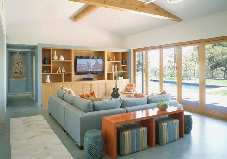 konsol-bord-bakom-soffa-inredning-idéer-blå-turkos-altandörrar-tv-väggpall