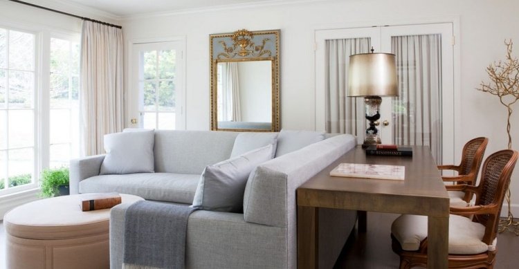 Konsol-bord-bakom-soffa-inredning-idéer-grå-stolar-vit-ljus-pastellfärgad-antik