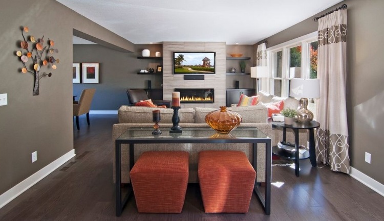 konsol-bord-bakom-soffa-inredning-idéer-brun-grå-pall-orange-accenter-metall-glas
