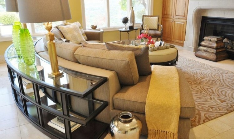 konsol-bord-bakom-soffa-inredning-idéer-beige-brun-filt-kudde-matta-dekoration