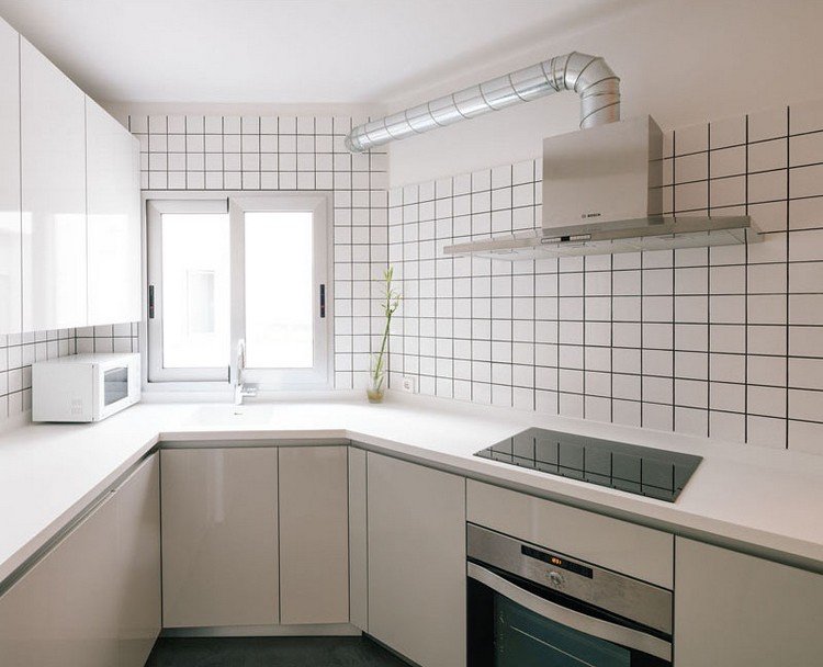 Injektionsfärgad-grå-kök-vägg-kakel-vit-bänkskiva-fönster