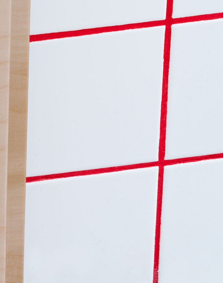 injekteringsfärger-röd-badrum-vit-vägg-kakel-kvadrat